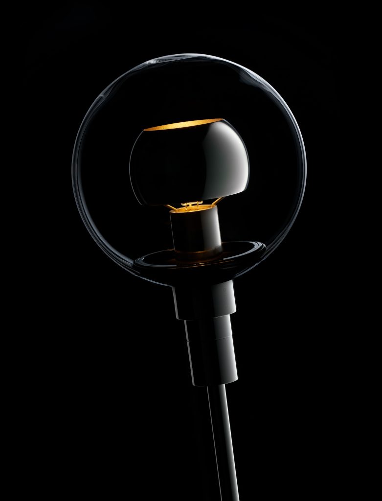 Produkt Fotografie Occhio Divo Leuchte vor schwarzem Hintergrund Stillleben technologie technisch spiegelungen einspiegelung