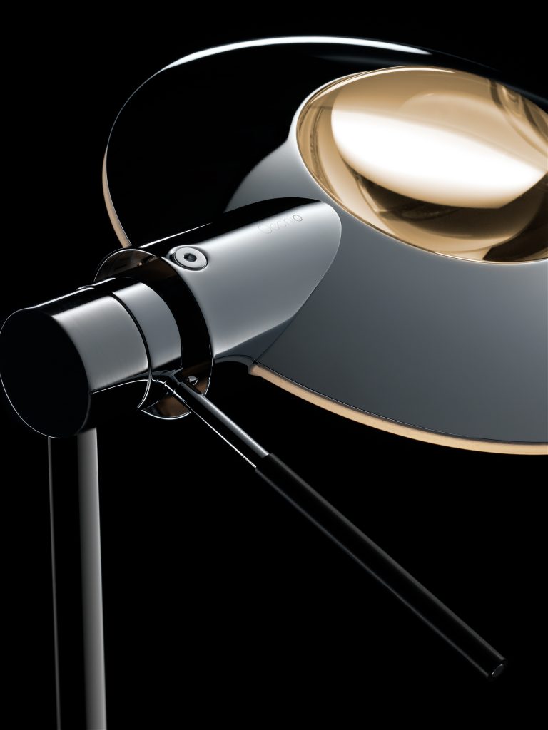 Produkt Fotografie Occhio Leuchten Stillleben MüchenLeuchten vor schwarzem Hintergrund