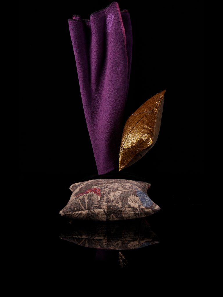 Dekoaccessoires fliegen im schwerelosen raum umher lila kissen decke Wohn Zubehoer