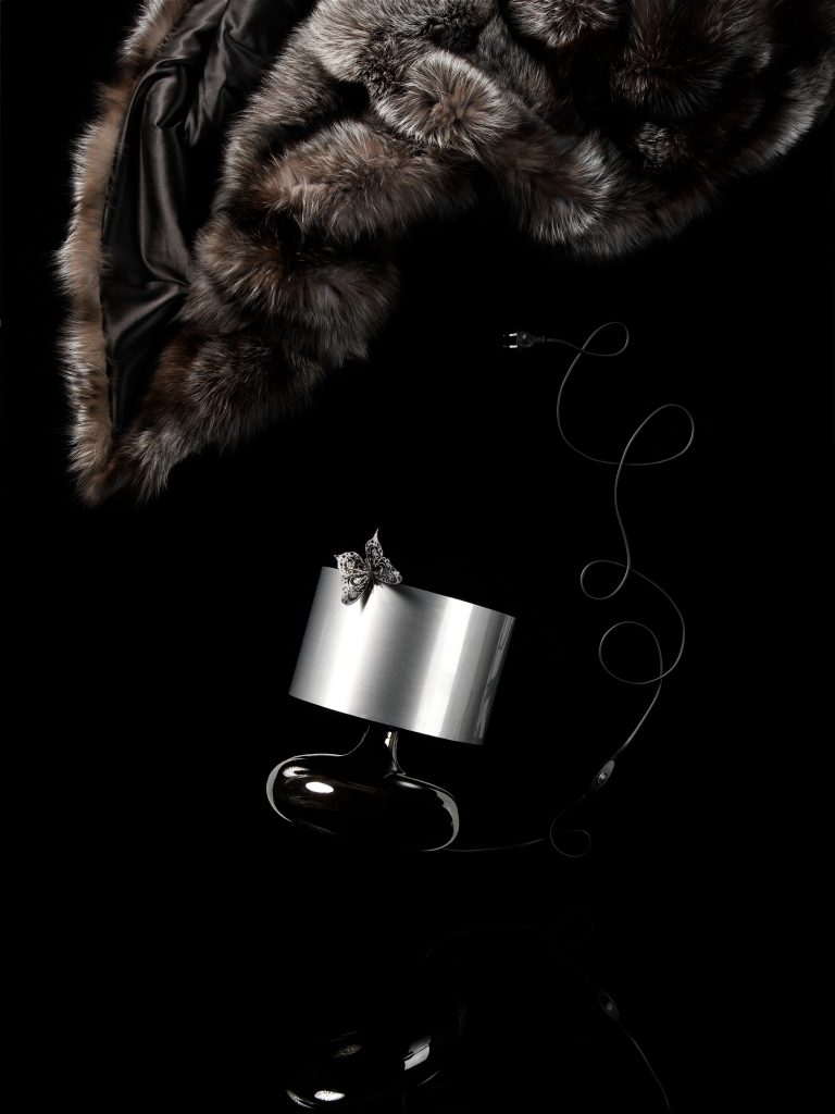 Deko Accessoires zubehör graue felldecke und edle stehlampe fliegen umher schwarzer untergrund