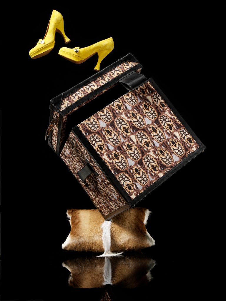 Dekoaccessoires fliegen im schwerelosen raum umher gelbe schuhe truhe kissen