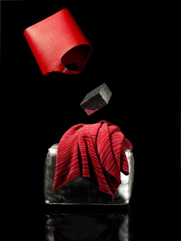 Dekoaccessoires fliegen im schwerelosen raum umher rote kissen decke tasche Wohn Zubehoer