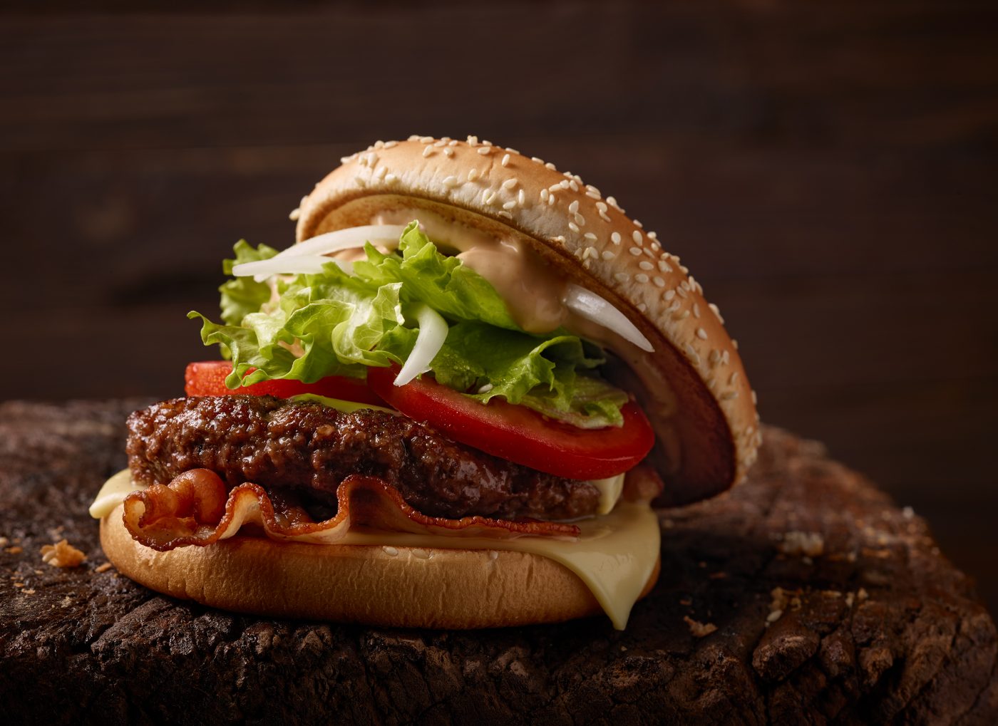 fast food fotografie big tast bacon cheeseburger auf dunklem holz Untergrund