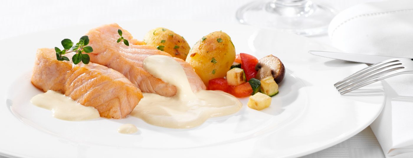 Foodverpackungen Lachsfilets mit Senfsosse und Gemüse auf weissem Teller Foodfotografie