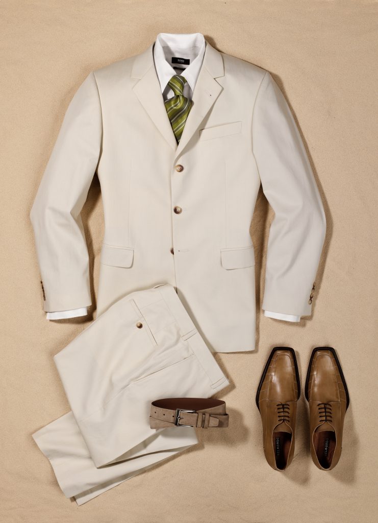 heller Anzug mit Gürtel und braunen Lederschuhen Krawatte und orangenem Hemd Legewaren Styling München