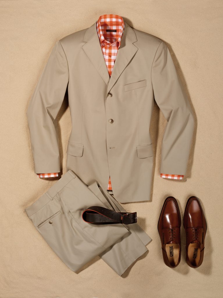 beiger Anzug mit Gürtel und Lederschuhen Krawatte und orangenem Hemd Legewaren Styling München