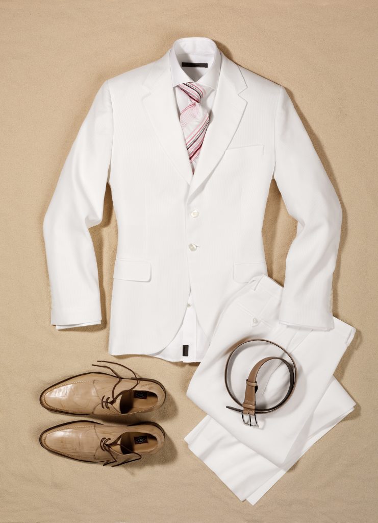 weisser Anzug mit Gürtel und Lederschuhen Krawatte und Hemd Legewaren Styling München