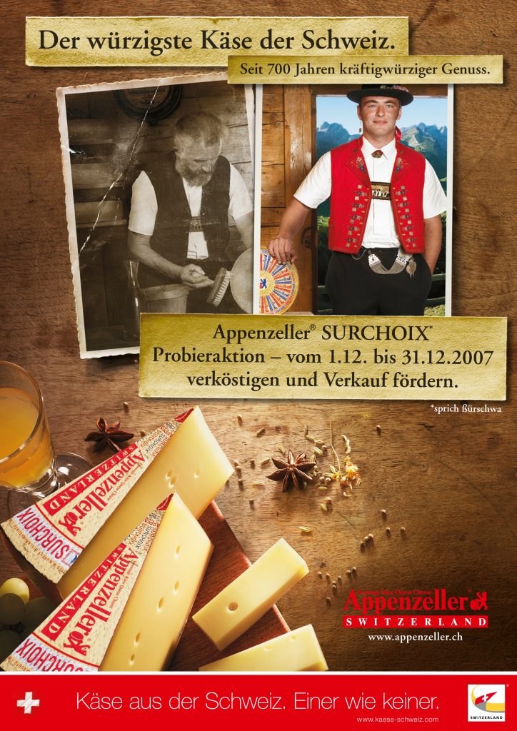 Kaese Scheiben aus Käselaib geschnitten liegen auf alten Hoztisch mit gewürzen daneben