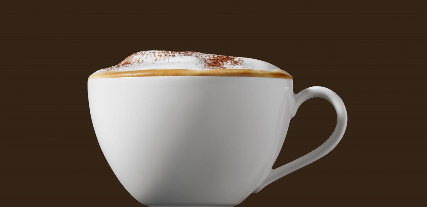 Kaffee cappuccino in weisser Tasse mit Kakao bestreut brauner HG