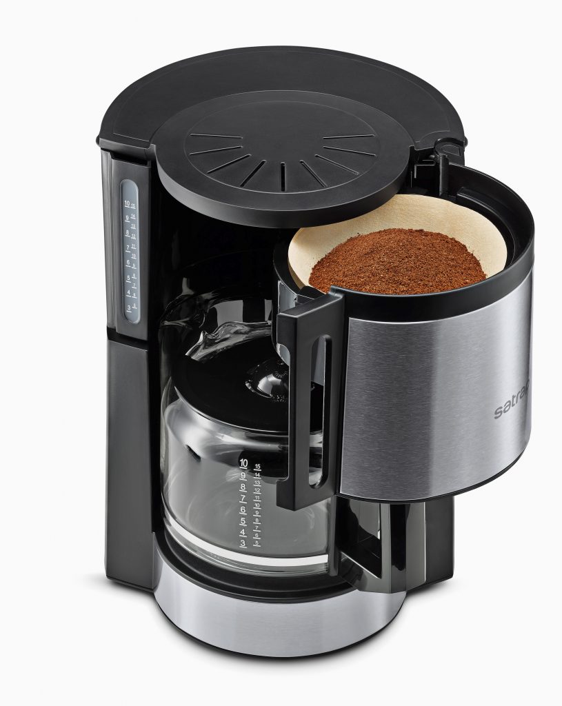 produktverpackungen edelstahl kaffeemaschine mit ausgeschwenktem Kaffeefilter gefüllt mit gemahlenem Cafe freisteller vor weissem HG