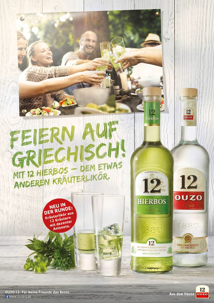 Anzeige Ouzo Hierbos, zwei Flaschen stehen mit zwei Gläsern auf weissen Holzuntergrund. Eiswürfel oder nicht Kräuter weisse Holzwand als Hintergrund. Flüssigkeiten Liquids München