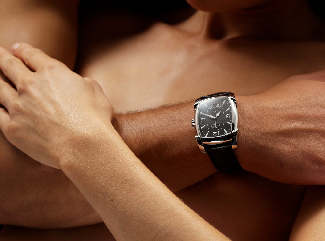 still life fotografie von einem sich nahen nackten paar man trägt parmegiani Uhr