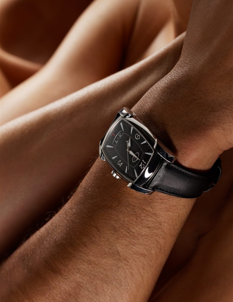 still life fotografie von einem sich umarmenden nackten paar man trägt parmegiani Uhr