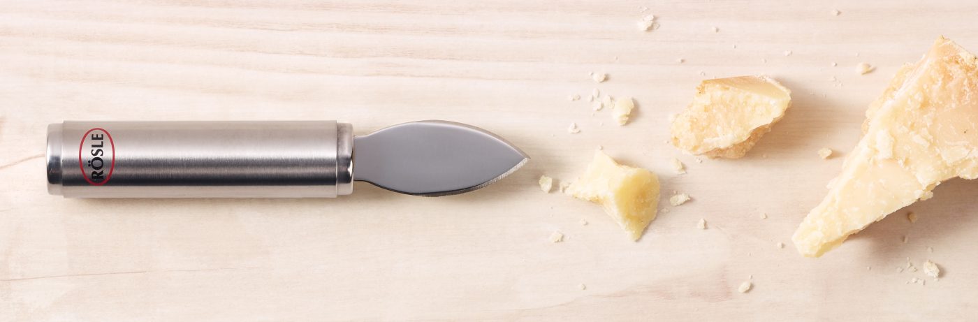 Food-Verpackungen Parmesanbrecher mit Parmesan liegt auf Holzuntergrund Foodfotos muenchen