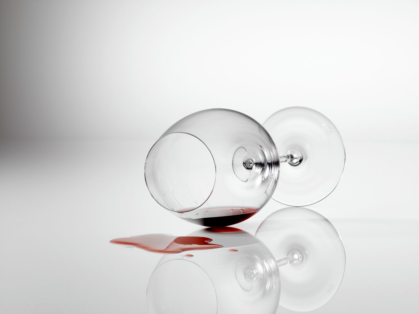 Food Allegorien von einem umgefallenen Rotweinglas Riedel Studiofotografie Imageaufmahme