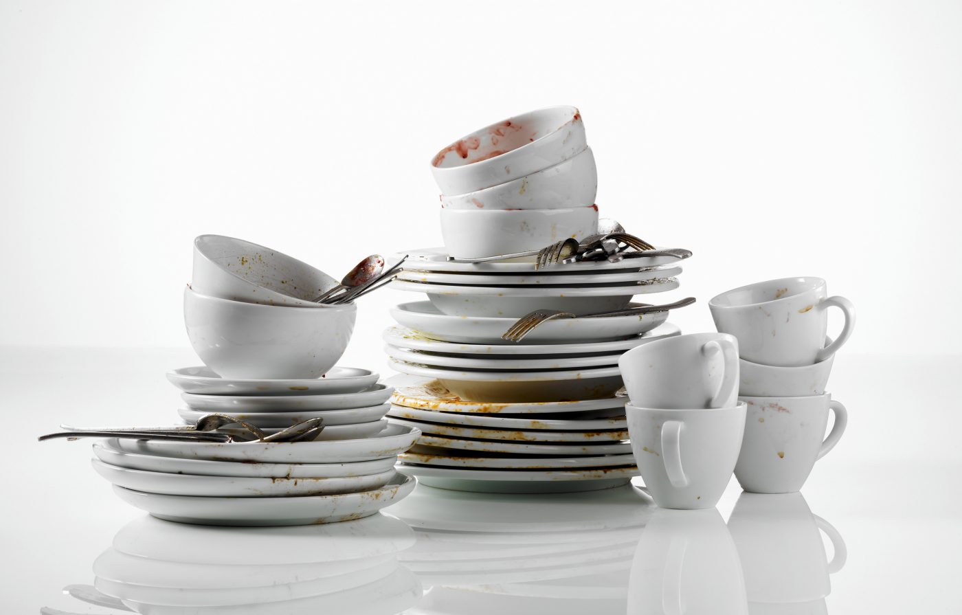 Food Allegorien mehrere Stapel von Tellern und Tassen sthen nebeneinander sie sind alle sehr stark verschmutzt uns müssen abgesült werden