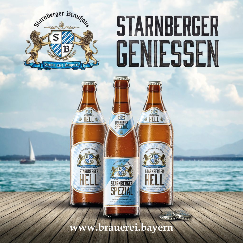 drei Flaschen Starnberger Bier stehen auf Holzsteg, dahinter sieht man den Starnberger See und die Berge. Schöner Wolkenhimmel