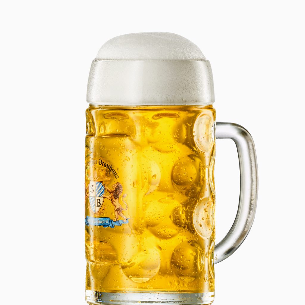 Starnberger Bier eine halbe Bier im Bierkrug mit sauberem Schaum und schönem Durchlicht vor weissem Hintergrund