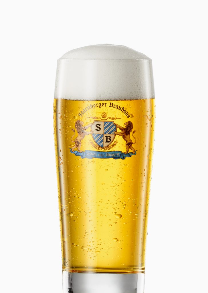 Starnberger Bier eine halbe Bier im Bierglas mit sauberem Schaum und schönem Durchlicht vor weissem Hintergrund