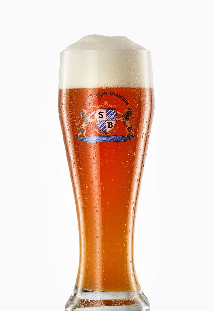 Starnberger Bier eine halbe Weissbier im Bierglas mit sauberem Schaum und schönem Durchlicht vor weissem Hintergrund