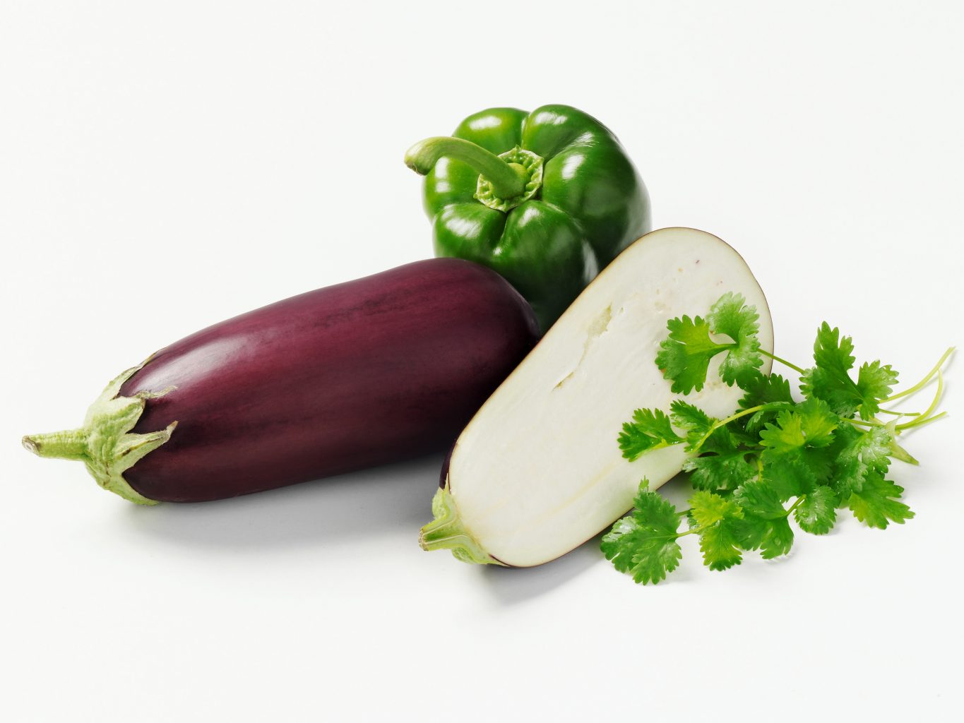 Verpackungsaufnahmen mit Aubergine und Korianderblättern freisteller vor weissem Hintergrund HG