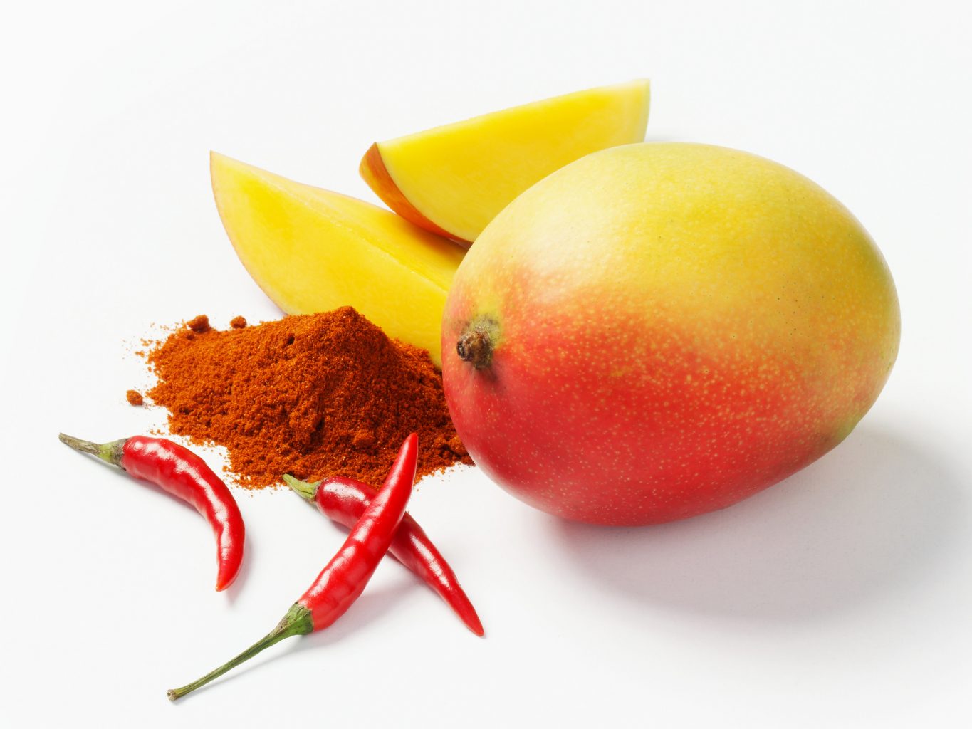 Verpackungsaufnahmen mit Mango Chilli und Paprike freisteller vor weissem Hintergrund HG