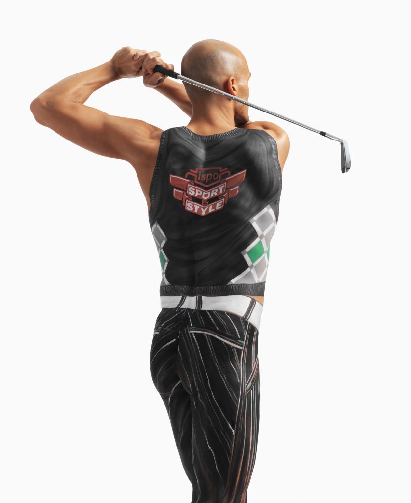 imagekampagne mann schlägt beim golf mit bodypainting ab Körperbemalung
