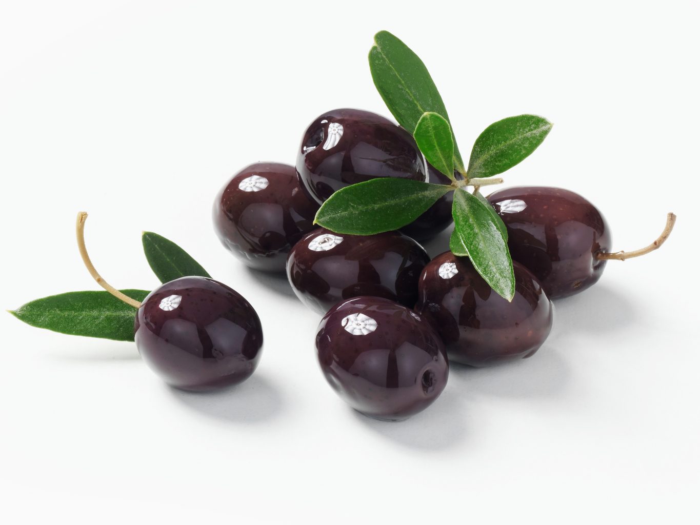 Verpackungsaufnahmen mit Oliven und Olivenblättern als freisteller saftig