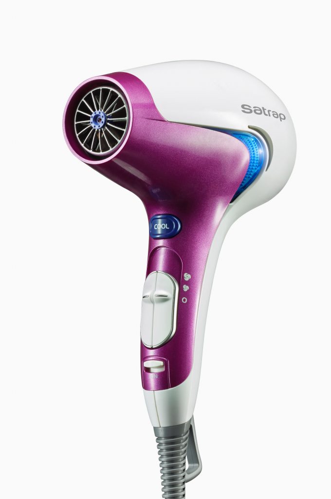 produktverpackungen lila und weisser föhn als freisteller vor neutralem Hintergrund