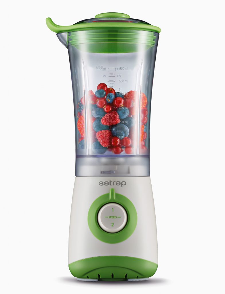 produktverpackungen waldfrüchte himbeeren brombeeren blaubeeren heidelbeeren stachelbeeren beeren sind in standmixer der als freisteller vor weissem hintergrund steht