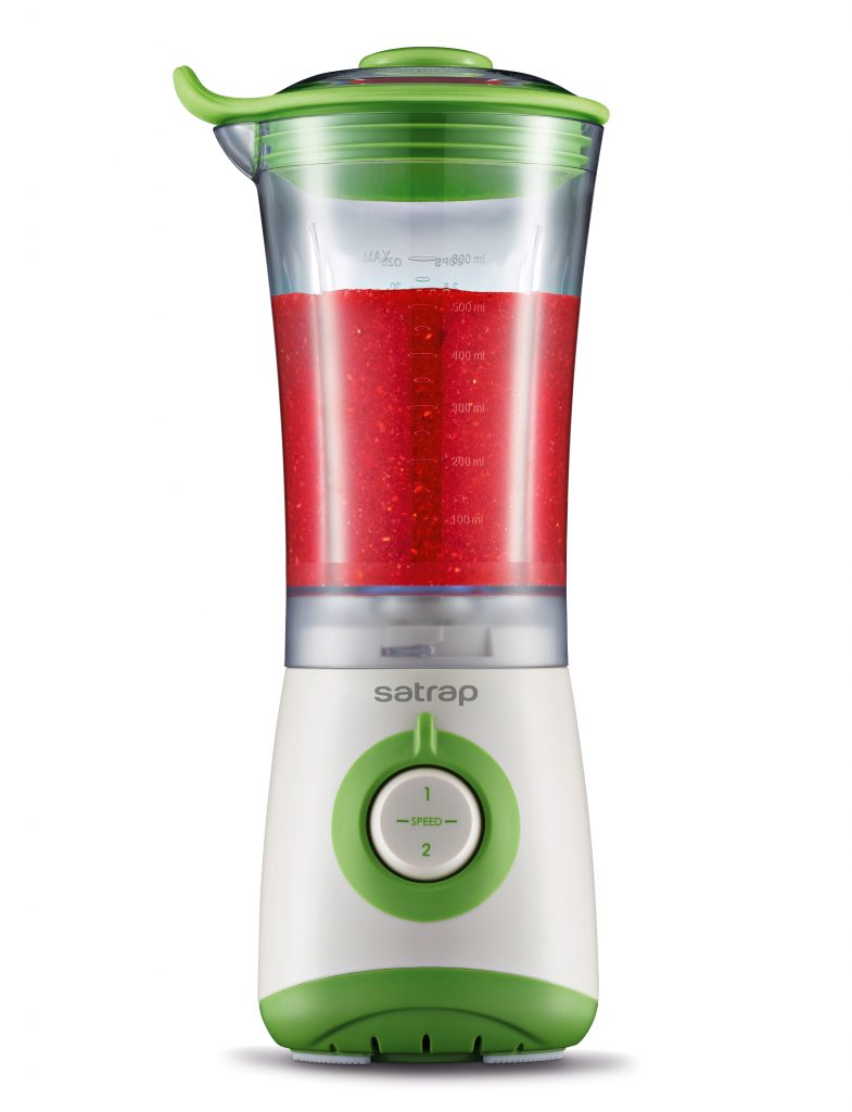 produktverpackungen pürierte waldfrüchte himbeeren brombeeren blaubeeren heidelbeeren stachelbeeren beeren sind in standmixer der als freisteller vor weissem hintergrund steht