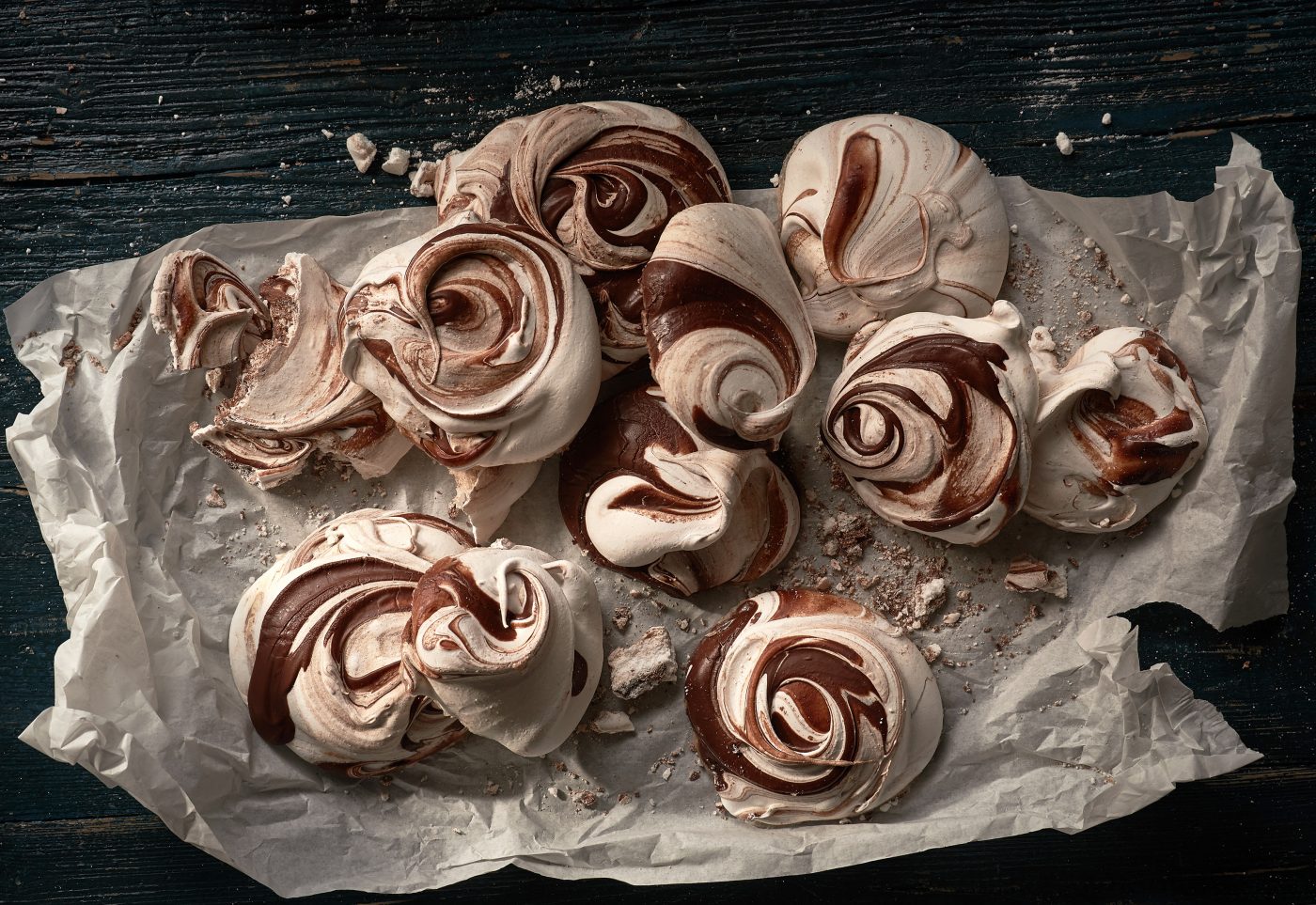 sehr viele Schokoladen Meringue liegen auf Backpapier