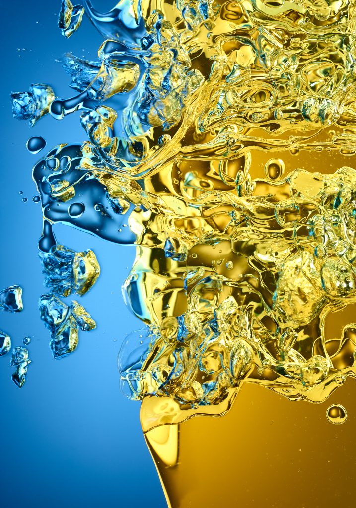 liquids gelbe und blaue flüssigkeiten treffen mit hoher geschwindigkeit aufeinender und vermischen sich zu abstakten gebilden