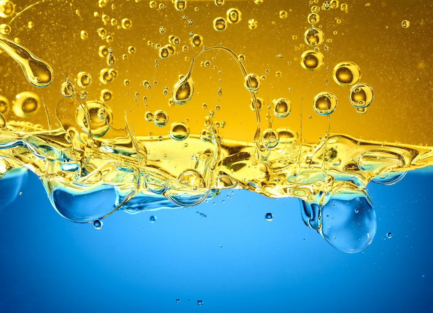 liquids gelbe und blaue flüssigkeiten treffen mit hoher geschwindigkeit aufeinender und vermischen sich zu abstakten gebilden. Querformat, Landscape